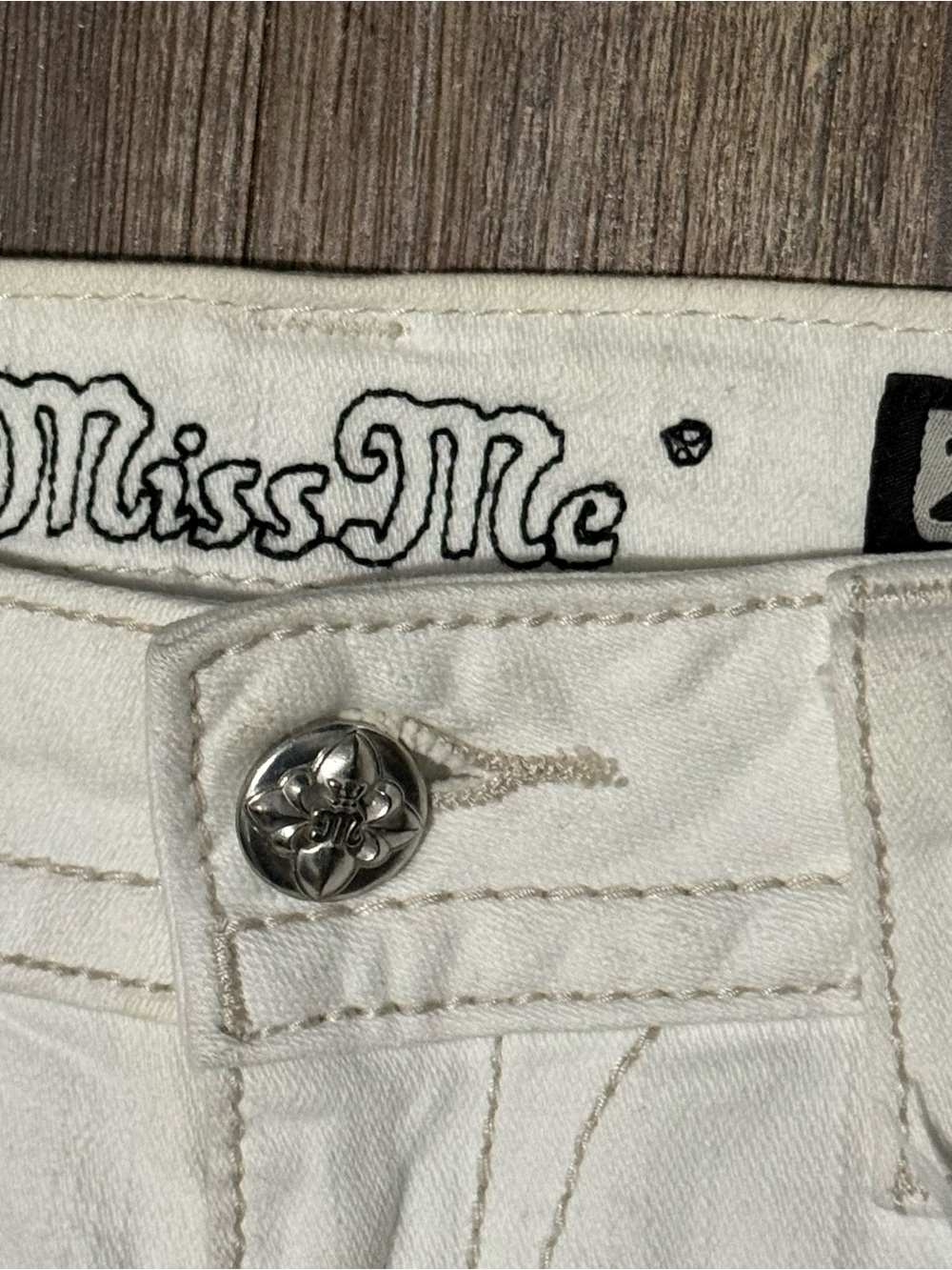 Miss Me Signature Shorts Women's 29 Mid Rise Frayed Hem in White Wash Denim - Picture 3 of 6